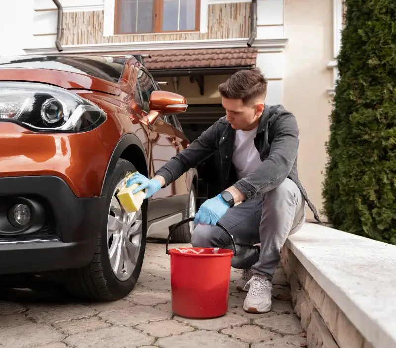 Lavage auto à domicile Bedenac : professionnel intervenant sur un véhicule